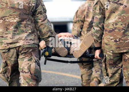 U.S. Army combat medics, avec le 86e Hôpital de soutien au combat, déplacer une victime simulée sur un MV-22 Osprey, au cours d'un exercice de formation conjointe avec les Marines du milieu marin de l'escadron à rotors basculants - 364 (VMM-364), au Camp Arifjan, au Koweït le 8 mai 2017. (U.S. Photo de l'armée par le Sgt. Christopher Bigelow) Banque D'Images