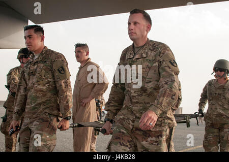 U.S. Army combat medics, avec le 86e Hôpital de soutien au combat, victime de pratique sur une opération de chargement MV-22 Osprey, au cours d'un exercice de formation conjointe avec les Marines du milieu marin de l'escadron à rotors basculants - 364 (VMM-364), au Camp Arifjan, au Koweït, le 8 mai 2017. (U.S. Photo de l'armée par le Sgt. Christopher Bigelow) Banque D'Images