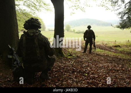 Des soldats polonais du 1er Bataillon d'infanterie montée, 17e Brigade mécanisée observer leur secteur d'incendie tout en menant une simulation d'agression contre les forces d'opposition au cours de la sortie 17 Sabre au Hohenfels Domaine de formation, l'Allemagne, le 8 mai 2017. Sortie 17 Sabre est l'armée américaine Europe's Cavalry Regiment 2d centre de formation de combat de l'exercice de certification, qui aura lieu au Centre de préparation interarmées multinationale à Hohenfels, Allemagne, Avril 25-Mai 19, 2017. L'exercice a pour but d'évaluer l'état de préparation du régiment pour mener des opérations terrestres unifiée, avec un accent particulier sur re Banque D'Images