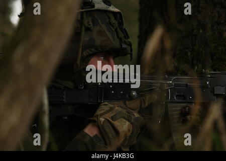 Un des soldats polonais du 1er Bataillon d'infanterie montée, 17e Brigade mécanisée secteur observe son d'incendie lors d'une agression simulée au cours de Sabre à la jonction 17 Hohenfels Domaine de formation, l'Allemagne, le 8 mai 2017. Sortie 17 Sabre est l'armée américaine Europe's Cavalry Regiment 2d centre de formation de combat de l'exercice de certification, qui aura lieu au Centre de préparation interarmées multinationale à Hohenfels, Allemagne, Avril 25-Mai 19, 2017. L'exercice a pour but d'évaluer l'état de préparation du régiment pour mener des opérations terrestres unifiée, avec un accent particulier sur les répétitions la transition fro Banque D'Images