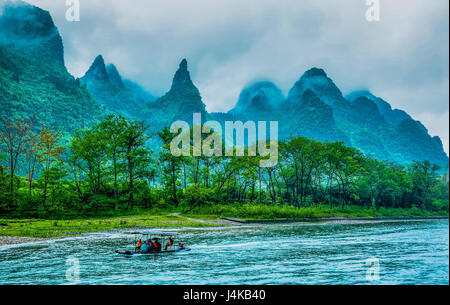 Montagnes karstiques et les paysages le long de la rivière Li dans la brume Banque D'Images