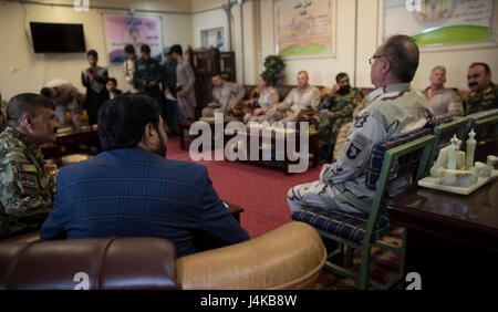 Gouverneur Hayatullah Hayat, gauche, le gouverneur de la Province d'Helmand, parle à un chef de l'engagement à l'Aérodrome de Bost, 3 mai 2017. Ils ont discuté de l'importance de communiquer une information exacte et opportune à tenir le public bien informé de la situation de la sécurité dans la province de Helmand. Au sud-ouest du groupe de travail, constitué d'environ 300 des Marines II Marine Expeditionary Force, sont la formation, de conseiller et d'aider l'Armée nationale afghane 215e Corps et la zone du 505th Police Nationale. (U.S. Marine Corps photo par le Sgt. Justin T. Updegraff) Banque D'Images