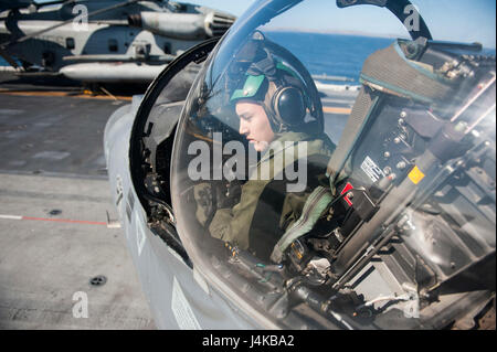 170508-N-AC237-0051 de l'OCÉAN PACIFIQUE (8 mai 2017) lance le Cpl. Luis Saldana, originaire de Madison, Wisconsin, attend que d'autres instructions dans le cadre de l'entretien de routine à l'intérieur du cockpit d'un Harrier AV-8B affectés à l'Escadron 214 attaque maritime, sur l'envol du navire d'assaut amphibie USS America (LHA 6). Plus de 1 800 marins et 2 600 Marines américains affectés à l'Amérique du groupe amphibie (ARG) et la 15e Marine Expeditionary Unit (MEU) sont actuellement à l'unité de formation Composite (Exercice COMPTUEX) au large de la côte de Californie du Sud en vue de la déployer d'ARG Banque D'Images