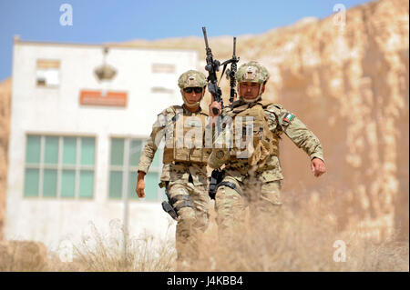 AMMAN, JORDANIE (8 mai 2017) attribués à des soldats des Forces armées jordaniennes de Travail Spécial 101, participant à petite unité tactique, effacer le périmètre au cours de percer sur le Roi Abdullah II Centre de formation d'opérations spéciales, dans le cadre de l'exercice lion avide. Lion avide est un exercice annuel le Commandement central américain en Jordanie visant à renforcer les relations militaires entre les Etats-Unis, la Jordanie et d'autres partenaires internationaux. La nouvelle édition se compose d'environ 7 200 militaires provenant de plus de 20 nations qui permettra de répondre aux scénarios impliquant la sécurité des frontières, commande Banque D'Images