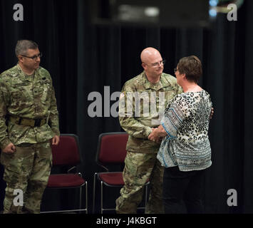 Centre d'entraînement aux MANŒUVRES DE ROBINSON, N. Little Rock, Ark. :- Brig. Gen Kirk VanPelt serre la main de Nikki Winn, Arkansas survivant de la Garde nationale, coordonnateur des services de sensibilisation après Winn a chanté l'hymne national lors d'une cérémonie d'envoi pour 31 membres de la Garde nationale de l'Arkansas's B-Co 39e CEST qui ont déployé le lundi 8 mai 2017 à l'appui de la KFOR de l'OTAN au Kosovo. Les soldats sont les premiers d'un groupe plus important déploiement en 2017, à l'appui de la mission. (U.S. La Garde nationale de l'Armée Photo par Civ. Zac Lehr) Banque D'Images