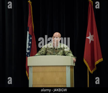 Centre d'entraînement aux MANŒUVRES DE ROBINSON, N. Little Rock, Ark. :- Brig. Gen Kirk VanPelt s'adresse à ceux présents au cours d'une cérémonie d'envoi pour 31 membres de la Garde nationale de l'Arkansas's B-Co 39e CEST qui ont déployé le lundi 8 mai 2017 à l'appui de la KFOR de l'OTAN au Kosovo. Les soldats sont les premiers d'un groupe plus important déploiement en 2017, à l'appui de la mission. (U.S. La Garde nationale de l'Armée Photo par Civ. Zac Lehr) Banque D'Images