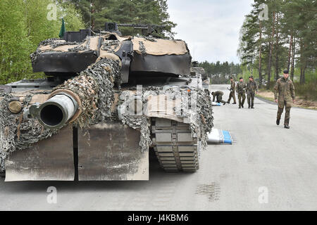 L'Allemagne de l'équipe reçoit des munitions pour son Leopard 2A6 avant d'effectuer l'opération offensive lane au cours de l'Europe forte Défi du réservoir (CEEC) lors de la 7e formation de l'Armée de la commande Zone d'entraînement Grafenwoehr, Allemagne, le 09 mai, 2017. La Commission nationale de l'économie est organisée conjointement par l'Europe de l'armée américaine et l'armée allemande, 12 mai 2017. Le concours est conçu pour projeter une présence dynamique, favoriser le partenariat militaire, de promouvoir l'interopérabilité, et fournit un environnement de partage de tactiques, techniques et procédures. Six pelotons de l'OTAN et les pays partenaires sont dans la compétition. (U.S. Photo de l'armée par Visual Banque D'Images