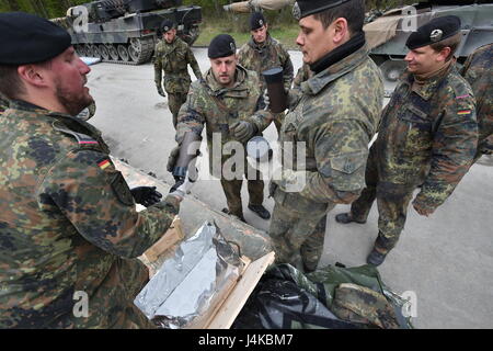 L'Allemagne de l'équipe reçoit des munitions pour son Leopard 2A6 avant d'effectuer l'opération offensive lane au cours de l'Europe forte Défi du réservoir (CEEC) lors de la 7e formation de l'Armée de la commande Zone d'entraînement Grafenwoehr, Allemagne, le 09 mai, 2017. La Commission nationale de l'économie est organisée conjointement par l'Europe de l'armée américaine et l'armée allemande, 12 mai 2017. Le concours est conçu pour projeter une présence dynamique, favoriser le partenariat militaire, de promouvoir l'interopérabilité, et fournit un environnement de partage de tactiques, techniques et procédures. Six pelotons de l'OTAN et les pays partenaires sont dans la compétition. (U.S. Photo de l'armée par Visual Banque D'Images