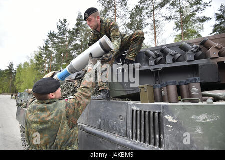 L'Allemagne de l'équipe reçoit des munitions pour son Leopard 2A6 avant d'effectuer l'opération offensive lane au cours de l'Europe forte Défi du réservoir (CEEC) lors de la 7e formation de l'Armée de la commande Zone d'entraînement Grafenwoehr, Allemagne, le 09 mai, 2017. La Commission nationale de l'économie est organisée conjointement par l'Europe de l'armée américaine et l'armée allemande, 12 mai 2017. Le concours est conçu pour projeter une présence dynamique, favoriser le partenariat militaire, de promouvoir l'interopérabilité, et fournit un environnement de partage de tactiques, techniques et procédures. Six pelotons de l'OTAN et les pays partenaires sont dans la compétition. (U.S. Photo de l'armée par Visual Banque D'Images