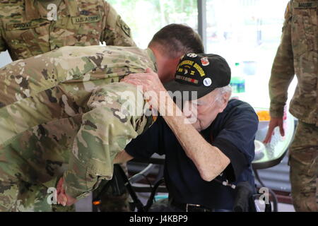 Joseph 'Jack' ch. Rogillio, un vétéran de la Deuxième Guerre mondiale, combattre avec 506e Parachute Infantry Regiment (Airborne), épouse le Sgt. 1re classe Robert J. Heffley, du 1er bataillon du 509e Parachute Infantry Regiment (Airborne) lors d'un au revoir les larmes aux yeux à la suite d'une visite du 9 mai parachutistes près de Fort Polk, en Louisiane Banque D'Images