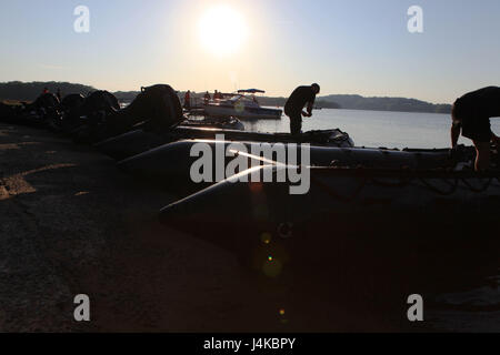 Soldats affectés à la formation des Rangers 5e Bataillon (5e), RTB préparer des raids en caoutchouc à l'aide de l'artisanat de récupération de cavalier lors d'une opération aéroportée du Lac Lanier, GA, le 9 mai 2017. 5ème RTB effectue une opération aéroportée délibérée afin de maintenir les compétences dans cette mission essentielle. (Photo par le Sgt. 1re classe Sean A. Foley) (publié par le Capitaine Christopher J. Frank) Banque D'Images