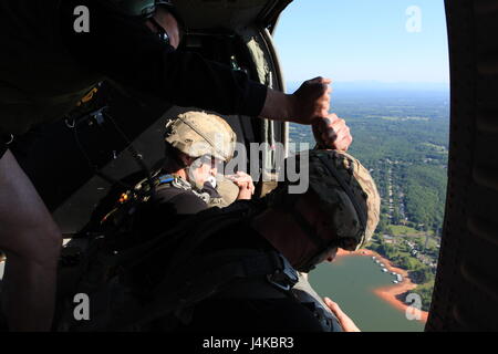 Le sergent de l'armée américaine. 1re classe David Cheney, un instructeur des Rangers et Jumpmasterwith le 5e Bataillon (5e formation de Rangers RTB), Camp Merrill, Dahlonega, GÉORGIE, reconnaît un parachutiste est prête à aller pendant les opérations aéroportées du Lac Lanier, GA, le 9 mai 2017. 5ème RTB effectue une opération aéroportée délibérée afin de maintenir les compétences dans cette mission essentielle. (Photo par le Sgt. 1re classe Sean A. Foley) (publié par le Capitaine Christopher J. Frank) Banque D'Images