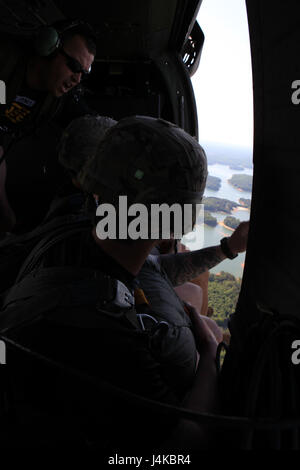 Le sergent de l'armée américaine. 1re classe Cheney, un instructeur des Rangers et de saut avec le 5e Bataillon (5e formation de Rangers RTB), Camp Merrill, Dahlonega, GÉORGIE, rend le 1-minute warning pour les cavaliers durant les opérations aéroportées du Lac Lanier, GA, le 9 mai 2017. 5ème RTB effectue une opération aéroportée délibérée afin de maintenir les compétences dans cette mission essentielle. (Photo par le Sgt. 1re classe Sean A. Foley) (non examiné) Banque D'Images