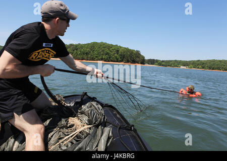 Le sergent de l'armée américaine. Randall Henrion, un instructeur des Rangers avec le 5e Bataillon (5e formation de Rangers RTB), Camp Merrill, Dahlonega, GÉORGIE, aide un parachutiste dans le bateau pendant les opérations aéroportées du Lac Lanier, GA, le 9 mai 2017. 5ème RTB effectue une opération aéroportée délibérée afin de maintenir les compétences dans cette mission essentielle. (Photo par le Sgt. 1re classe Sean A. Foley) (publié par le Capitaine Christopher J. Frank) Banque D'Images