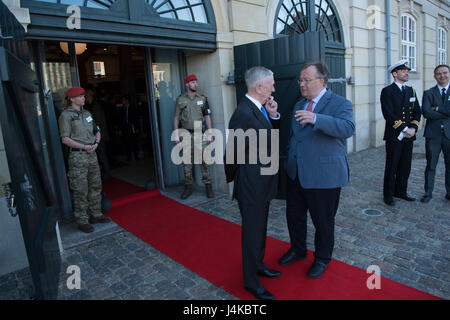 Le Secrétaire de la Défense Jim Mattis et ministre de la défense danois Claus Hjort Frederiksen attendre Coalition mondiale sur la défaite d'ISIS les participants d'arriver à Eigtveds Pakhus à Copenhague, Danemark, 9 mai 2017. (DOD photo par le sergent de l'US Air Force. Jette Carr) Banque D'Images