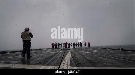 170509-N-HV059-005 Mer de Norvège (9 mai 2017) Les marins à bord de la classe Ticonderoga croiseur lance-missiles USS Leyte Gulf (CG 55) réaliser un objet étranger à pied les débris vers le bas le 9 mai 2017. Le Golfe de Leyte mène des opérations navales dans la sixième flotte américaine zone d'opérations à l'appui de la sécurité nationale des États-Unis en Europe. (U.S. Photo par marine Spécialiste de la communication de masse 2e classe Sonja Wickard/libérés) Banque D'Images