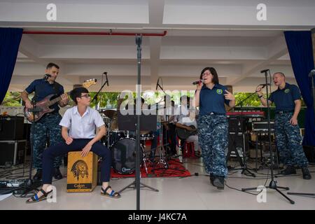 170509-N-SF984-011 Da nang, Vietnam (09 mai 2017) La 7ème flotte américaine, la bande Extrême-Orient Edition, joue de la musique avec les élèves de Phan Chau Trinh High School pendant un engagement communautaire. Partenariat du Pacifique est la plus grande rencontre annuelle l'aide humanitaire multilatérale et des secours de la protection civile a effectué une mission dans le Pacifique-Indo-Asia et vise à améliorer la coordination régionale dans des domaines tels que les soins médicaux et de la protection civile de l'état de préparation pour l'homme et des catastrophes naturelles. (U.S. Photo par marine Spécialiste de la communication de masse 2e classe Chelsea Troy Milburn/libérés) Banque D'Images