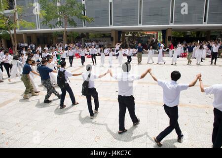 170509-N-SF984-039 Da nang, Vietnam (09 mai 2017) Les membres du Service de partenariat et du Pacifique 2017 étudiants de Phan Chau Trinh High School danser ensemble au cours d'une 7e flotte américaine, la bande Extrême-Orient Edition concert. Partenariat du Pacifique est la plus grande rencontre annuelle l'aide humanitaire multilatérale et des secours de la protection civile a effectué une mission dans le Pacifique-Indo-Asia et vise à améliorer la coordination régionale dans des domaines tels que les soins médicaux et de la protection civile de l'état de préparation pour l'homme et des catastrophes naturelles. (U.S. Photo par marine Spécialiste de la communication de masse 2e classe Chelsea Troy Milburn/libérés) Banque D'Images