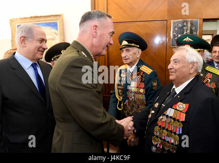 Le chef d'état-major interarmées, le général Joseph Dunford rencontrer un groupe de vétérans de la seconde guerre mondiale au cours d'une réunion avec le Premier ministre israélien Benjamin Netanyahu à Jérusalem, le 9 mai 2017. Banque D'Images