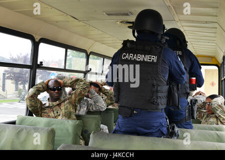 Les Carabinieri italiens "API", Aliquota est Primo, au cours de l'exercice 2017 Réponse Lion, la communauté militaire de Vicenza a mené son lion à pleine échelle Shake '17 exercice sur Caserma Ederle Vicenza, Italie, le 10 mai 2017. Le but de l'exercice annuel d'entraînement était de tester et valider la protection de la Force et des plans de gestion des urgences et des procédures en réponse à une situation d'urgence. (U.S. Photo de l'armée par Visual Spécialiste de l'information Paolo Bovo/libérés) Banque D'Images