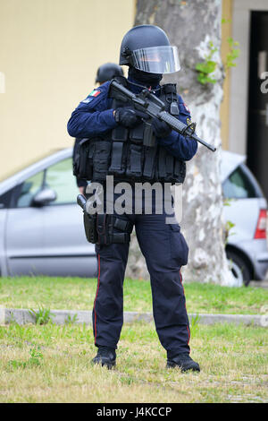 Les Carabinieri italiens "API", Aliquota est Primo, au cours de l'exercice 2017 Réponse Lion, la communauté militaire de Vicenza a mené son lion à pleine échelle Shake '17 exercice sur Caserma Ederle Vicenza, Italie, le 10 mai 2017. Le but de l'exercice annuel d'entraînement était de tester et valider la protection de la Force et des plans de gestion des urgences et des procédures en réponse à une situation d'urgence. (U.S. Photo de l'armée par Visual Spécialiste de l'information Paolo Bovo/libérés) Banque D'Images