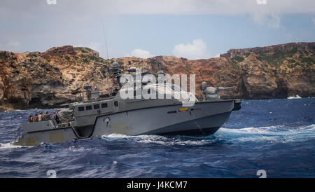 Les marins affectés à l'unité mobile de destruction des engins explosifs (5) 142 EODMU5 peloton et fluviales côtières Groupe 1 pratique du détachement de déminage du port de Guam en utilisant les techniques des véhicules sous-marins téléguidés déployée à partir d'un MK VI le bateau de patrouille dans l'océan Pacifique le 10 mai 2017. EODMU5 est actuellement en train de tester sa capacité à déployer des actifs de différentes plates-formes, y compris des hélicoptères et des bateaux de patrouille, d'augmenter son interopérabilité adaptative. EODMU5 mène la lutte contre les mines, engins explosifs improvisés, les opérations de sécurité rend les dangers d'explosion et désarme explosifs sous-marins comme les mines. (U.S. Navy Banque D'Images