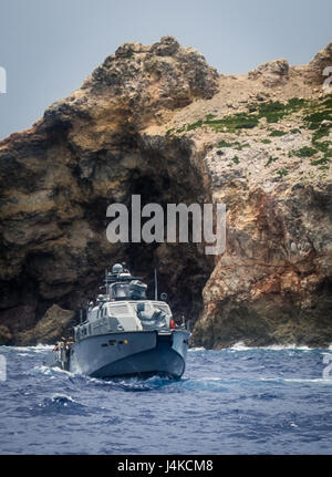 Les marins affectés à l'unité mobile de destruction des engins explosifs (5) 142 EODMU5 peloton et fluviales côtières Groupe 1 pratique du détachement de déminage du port de Guam en utilisant les techniques des véhicules sous-marins téléguidés déployée à partir d'un MK VI le bateau de patrouille dans l'océan Pacifique le 10 mai 2017. EODMU5 est actuellement en train de tester sa capacité à déployer des actifs de différentes plates-formes, y compris des hélicoptères et des bateaux de patrouille, d'augmenter son interopérabilité adaptative. EODMU5 mène la lutte contre les mines, engins explosifs improvisés, les opérations de sécurité rend les dangers d'explosion et désarme explosifs sous-marins comme les mines. (U.S. Navy Banque D'Images