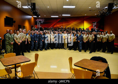 170510-N-NK134-093 GRANDS LACS, dans l'Illinois (10 mai 2017) Master Chief Petty Officer de la Marine (MCPON) Steven S. Giordano (centre) et les participants de la première classe de maître de colloque de l'Association posent pour une photo à l'intérieur de l'épicentre de la station navale à bord des Grands Lacs. Au cours de sa visite à la marine, la plus grande installation formation Giordano parle avec les marins sur les problèmes auxquels font face aujourd'hui les forces de la marine, y compris d'éventuels changements à venir à l'actuel système d'évaluation, montée des tensions dans la région du Pacifique, et l'avenir de la formation conjointe avec d'autres branches de l'armée. (U.S. Photo par Marine Banque D'Images