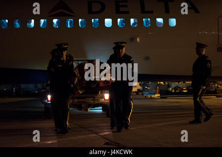 Des soldats américains avec la Garde nationale du Vermont Honneurs Funérailles militaires, le reste de l'équipe de transfert de l'Armée de Cpl. George A. Perreault, de Burlington, Vermont), à l'Aéroport International de Burlington, Burlington (Vermont), du Sud, le 10 mai 2017. Perreault, qui faisait partie de la Force d'appui 21 et a été affecté au Siège Batterie, 15e Bataillon d'artillerie, 2e Division d'infanterie, a été porté disparu au combat le 13 février 1951. Aujourd'hui, 7 751 Américains sont toujours portés disparus depuis la guerre de Corée. (U.S. Air National Guard photo de Tech. Le Sgt. Sarah Mattison) Banque D'Images