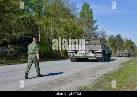 Autriche L'équipe ses manœuvres de chars Leopard 2A4 au point de départ pour l'opération défensive lane au cours de l'Europe forte Défi du réservoir (CEEC) lors de la 7e formation de l'Armée de la commande Zone d'entraînement Grafenwoehr, Allemagne, le 11 mai 2017. La Commission nationale de l'économie est organisée conjointement par l'Europe de l'armée américaine et l'armée allemande, 12 mai 2017. Le concours est conçu pour projeter une présence dynamique, favoriser le partenariat militaire, de promouvoir l'interopérabilité, et fournit un environnement de partage de tactiques, techniques et procédures. Six pelotons de l'OTAN et les pays partenaires sont dans la compétition. (U.S. Photo de l'armée par la CPS. Nathanael Banque D'Images