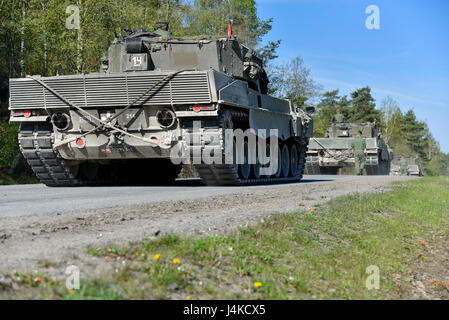 Autriche L'équipe ses manœuvres de chars Leopard 2A4 au point de départ pour l'opération défensive lane au cours de l'Europe forte Défi du réservoir (CEEC) lors de la 7e formation de l'Armée de la commande Zone d'entraînement Grafenwoehr, Allemagne, le 11 mai 2017. La Commission nationale de l'économie est organisée conjointement par l'Europe de l'armée américaine et l'armée allemande, 12 mai 2017. Le concours est conçu pour projeter une présence dynamique, favoriser le partenariat militaire, de promouvoir l'interopérabilité, et fournit un environnement de partage de tactiques, techniques et procédures. Six pelotons de l'OTAN et les pays partenaires sont dans la compétition. (U.S. Photo de l'armée par la CPS. Nathanael Banque D'Images