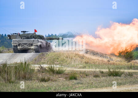 Un Autrichien Leopard 2A4 tank tire sur sa cible au cours de l'Europe forte Défi du réservoir (CEEC), à la 7ème commande d'entraînement de l'Armée Formation Grafenwoehr, Allemagne, le 11 mai 2017. L'Europe forte Défi du réservoir (CEEC) est co-organisée par l'Europe de l'armée américaine et l'armée allemande, 12 mai 2017. Le concours est conçu pour projeter une présence dynamique, favoriser le partenariat militaire, de promouvoir l'interopérabilité, et fournit un environnement de partage de tactiques, techniques et procédures. Six pelotons de l'OTAN et les pays partenaires sont dans la compétition. (U.S. Photo de l'armée par la CPS. Nathanael mercado) Banque D'Images