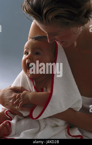 Mère, bébé, s'asseoir, s'étonnent, serviette, enveloppé, portrait sourire à l'intérieur, à la maison, femme, jeune, heureusement, enfant, nourrisson, enfant, eigewickelt, gaiement, de couleurs vives, exclamation, s'étonne, surprend, soigneusement, protégé, la sécurité, naissance, bébé de soins Banque D'Images