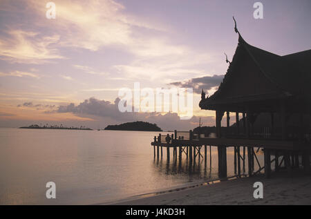 La Malaisie, Langkawi, Kuala Muda, sea, beach hotel, édifice sur pilotis, coucher du soleil, de l'Asie, de la péninsule, l'île de l'océan Indien, l'hôtel, restaurant, gastronomie, plage, île de rêve, maison de vacances île, île paradisiaque, tuning, tuning, crépuscule du soir Banque D'Images