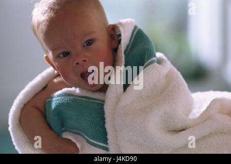 Bébé, s'asseoir, serviette, enveloppée, portrait à l'intérieur, à la maison, enfant, nourrisson, enfant, eigewickelt, gaiement, de couleurs vives, sec, baby care Banque D'Images