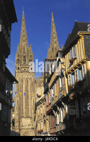 France, Bretagne, Quimper, la cathédrale Saint Corentin Europe, département Finistère, vue sur ville, maisons, maisons à colombages, église, la structure, la culture, l'architecture, la place d'intérêts, de haut niveau et gothique, gothique tardif à l'extérieur Banque D'Images