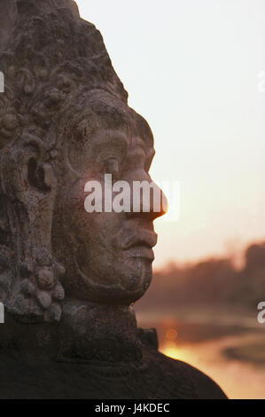 Cambodge, Angkor Thom, le temple Bayon, l'entrée, la sculpture sur pierre, lumière du soir Asie du Sud-Est, temple montagne, ruine site, près de Siem Reap, période post-angkorianische temple, temple, pièce jointe, sculptures en pierre, look, point d'intérêt, la culture, le patrimoine culturel mondial de l'UNESCO, Bayon Banque D'Images