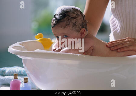 Mère Détail Mains Baignoire Bébé-Seaux Femme Nettoie Tout-Petit 3 Mois  Filles Ventre À Remous Baignoire Bébé Baignoire-Seau-Body-Care Care Photo  Stock - Alamy