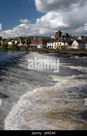 Weir et de cascades de la rivière Nith, Dumfries, Dumfries & Galloway, Scotland Banque D'Images