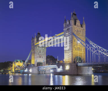 La Grande-Bretagne, l'Angleterre, Londres, la Tamise, le Tower Bridge, le soir, l'Europe, le Royaume-Uni, le Grand Londres, ville, capitale, vue sur ville, point d'intérêt, pont, pont de la rue, Wippbrücke, balance, pont construit en 1886 - en 1894, 79 m d'envergure, des repères, de l'architecture, la structure, l'éclairage, illuminateded Banque D'Images