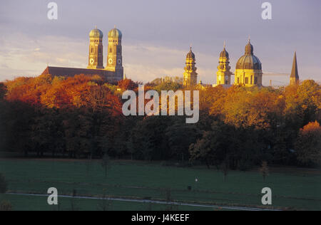 Germany, Bavaria, Munich, le jardin anglais, vue, Theatinerkirche, Eglise Notre Dame, détail, tours, l'automne de l'Europe, la Haute-Bavière, vue sur ville, parc, Parc, clochers, chère femme, la cathédrale CATHÉDRALE pour notre chère femme, de l'architecture, de style architectural, des lieux d'intérêt, zone de loisirs de verdure, la nature, le repos, le silence, la lumière du soir Banque D'Images