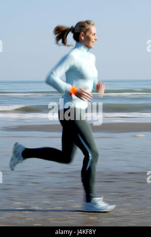 Plage, jogger, preview, automne, flou, des vêtements d'hiver de 30 à 40 ans, femme, course à pied, jogging, running, fitness, formation, activité, sportily, sport, sport de masse, de la santé, motion, conscient du corps, de la conscience de la santé, plage de sable, mer, automne, hiver, sur le côté Banque D'Images