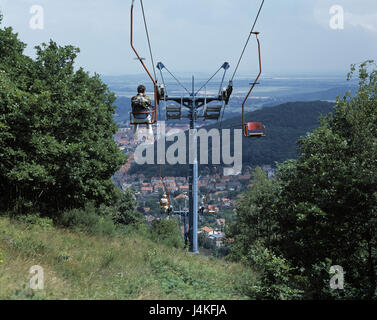 Allemagne (Saxe-Anhalt), résine, Thale, l'outarde, fauteuil ascenseur, l'homme, vue de dos Europe, district Quedlinburg, unterresin, réserve naturelle, télésiège, fauteuil ascenseur, trajectoire, sièges simples, aperçu ville, vue, Banque D'Images