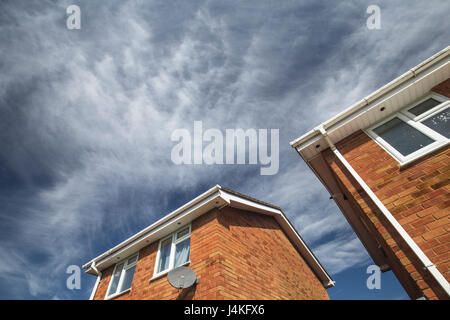 La Maison individuelle fait de brique rouge contre Blue Cloudy Sky Banque D'Images