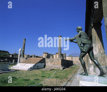 Italie, Pompéi, ruine la ville, forum, temple, temple Appollon Europe ruine, ruine, ruine, site d'excavation, de l'archéologie, piliers, temple ruine, ruine, ruines de la ville, les fouilles, l'UNESCO-Patrimoine culturel, culture, statue, Bronze-Statue, sculpture, point d'intérêt Banque D'Images