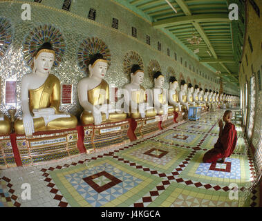La Birmanie, près de la colline de Sagaing, Mandalay, Umin Thounzeh temple, des statues du Bouddha, moine, réciter, le modèle ne libération ! Asie, Asie du Sud-Est, l'Indochine, Birmanie, Myanmar Naingngandaw Pyidaungsu, point d'intérêt, 30 stands pagode, 30 fosses-pagode, salle de prière, statues, Bouddhas, le bouddhisme, la foi, la religion, le bouddhisme, le bouddhisme, la prière Banque D'Images