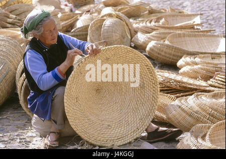 Chine, Province du Yunnan, Dali, marché, senior, panier, twist, le modèle ne libération ! L'Asie, l'Asie orientale, Zhonghua Renmin Gongheguo, République populaire, historiquement, ville, centre-ville, le marché, la vente, l'osier, travailleur femme, Asiatique, vieille, l'artisanat, le travail manuel, Korbflechtarbeiten, production, des paniers en bambou Banque D'Images