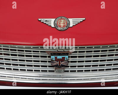 Détail de l'Austin Healey Sprite rouge brillant sportscar avec calandre et capot badge au salon de voitures dans la région de Cumbria, Angleterre, Royaume-Uni Banque D'Images