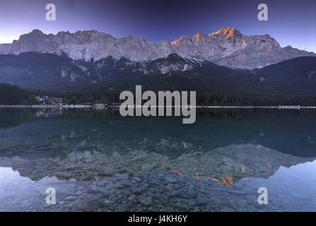 Germany, Bavaria, Grainau, Werdenfels, Zugspitze, Eibsee Europe, Haute-Bavière, Werdenfelser Land, Alpes bavaroises, lac de montagne, le lac, la mise en miroir, montagnes, l'hôtel, bâtiment de l'hôtel, l'hôtellerie, le tourisme, le tourisme, l'été Banque D'Images