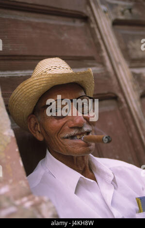 Cuba, Camagüey, patron, de soins, de cigare, portrait aucune autorisation modèle îles antillais, l'île, Cuba, l'Amérique centrale, l'homme, locales, cubains, chapeau de paille, lunettes, fumée, les fumeurs, la consommation, profiter, luxe, rire, heureusement, la joie, la gaieté, l'expression, à l'extérieur Banque D'Images